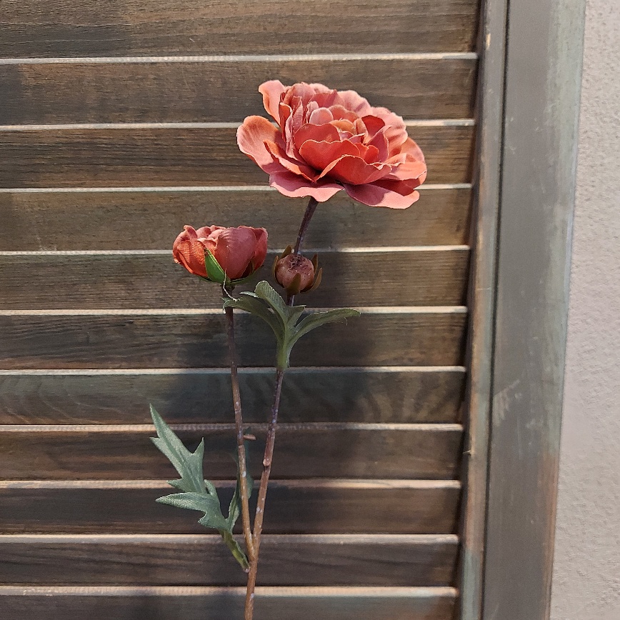 Ranonkel kunstbloem in een oud roze kleur, van het merk Mansion Atmosphere.