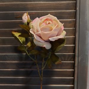 Roos kunstbloem met een bloem en een knop in een zacht roze kleur, van het merk Mansion Atmosphere.