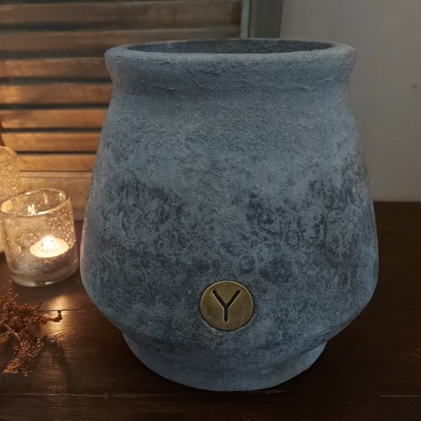 Bloempot van aardewerk in een donker grijze kleur, van het merk Brynxz uit de serie Stone Black