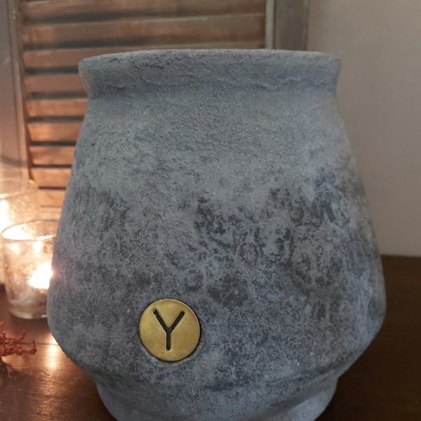 Bloempot van aardewerk in een donker grijze kleur, van het merk Brynxz uit de serie Stone Black