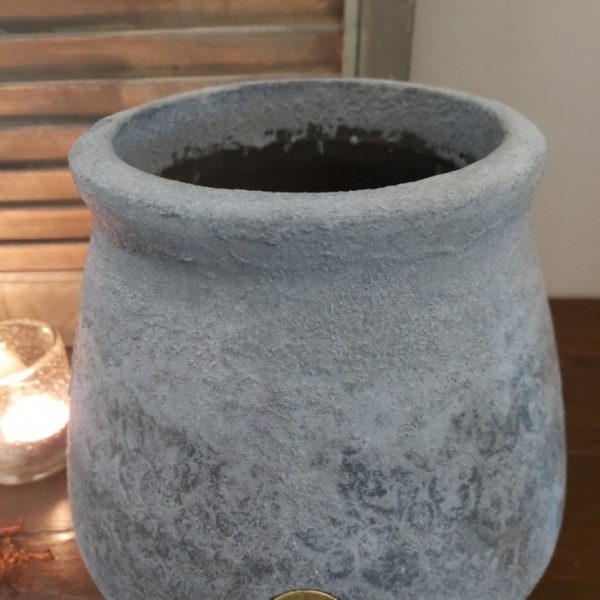 Bloempot van aardewerk in een donker grijze kleur, van het merk Brynxz uit de serie Stone Black