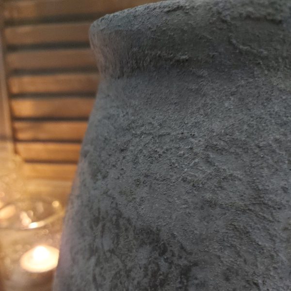 Bloempot van aardewerk in een donker grijze kleur, van het merk Brynxz uit de serie Stone Black
