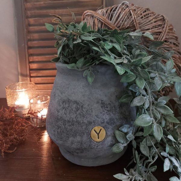 Bloempot van aardewerk in een donker grijze kleur, van het merk Brynxz uit de serie Stone Black