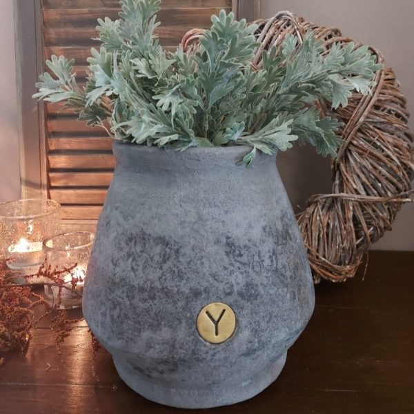 Bloempot van aardewerk in een donker grijze kleur, van het merk Brynxz uit de serie Stone Black