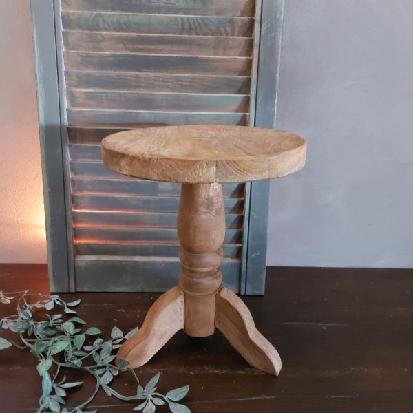 Ronde kruk van onbehandeld Mangohout met een hoogte van 30 cm.