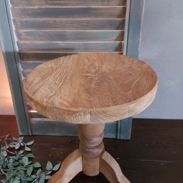 Ronde kruk van onbehandeld Mangohout met een hoogte van 30 cm.