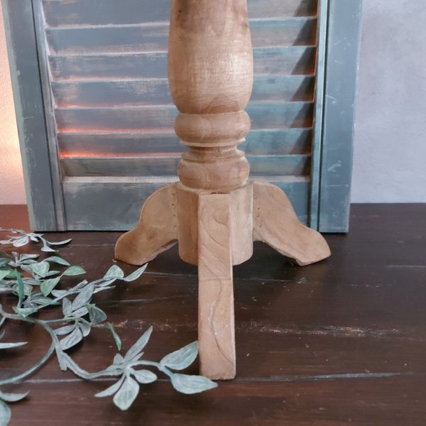 Ronde kruk van onbehandeld Mangohout met een hoogte van 30 cm.