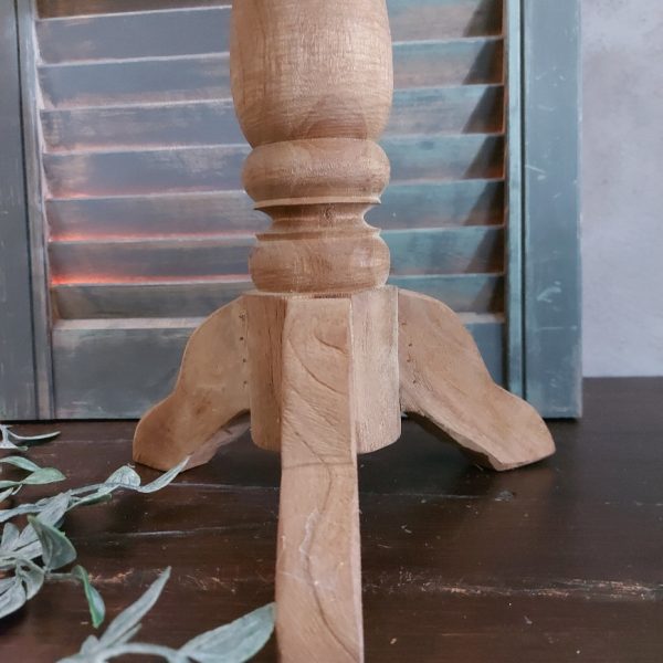 Ronde kruk van onbehandeld Mangohout met een hoogte van 30 cm.