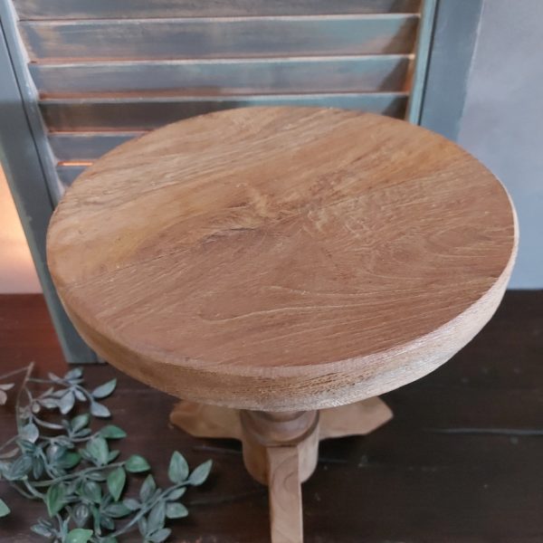 Ronde kruk van onbehandeld Mangohout met een hoogte van 30 cm.