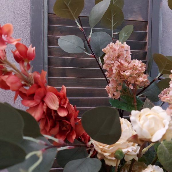 Compleet boeket zijden bloemen in ingetogen kleuren. Exclusief verkrijgbaar bij Creatieve Decoraties voor Jou.
