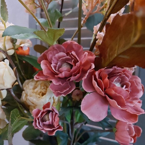 Compleet boeket zijden bloemen in ingetogen kleuren. Exclusief verkrijgbaar bij Creatieve Decoraties voor Jou.