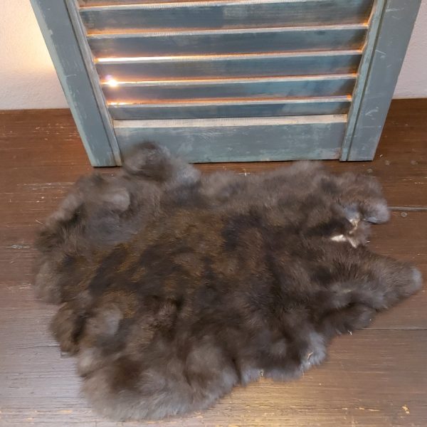 Vacht van een konijn om mee te decoreren in donker bruine kleurtinten.