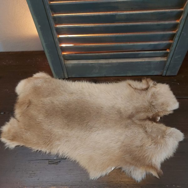 Vacht van een konijn om mee te decoreren in licht bruine kleurtinten.