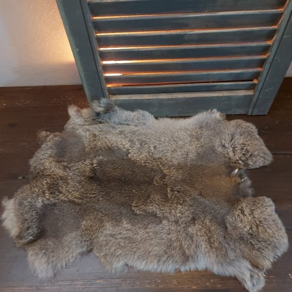 Vacht van een konijn om mee te decoreren in bruine kleurtinten.