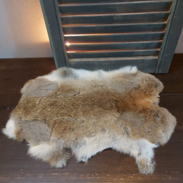 Vacht van een konijn om mee te decoreren in bruine kleurtinten met een lichte flank