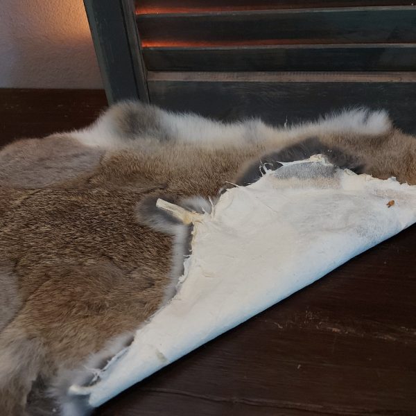 Vacht van een konijn om mee te decoreren in bruine kleurtinten met een lichte flank