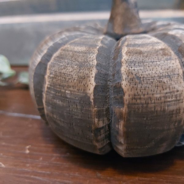 Pompoen van donker gekleurd mangohout.