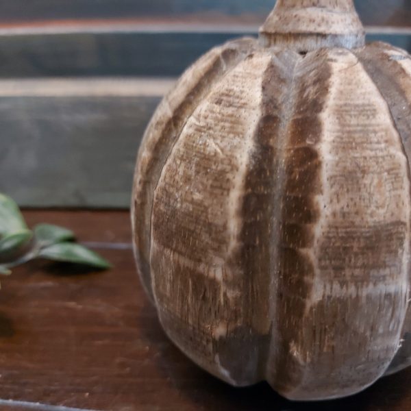 Pompoen van mangohout in een lichte kleur