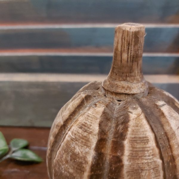 Pompoen van mangohout in een lichte kleur