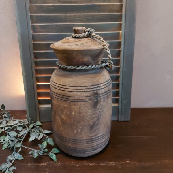 Nepalese pot van hout met deksel in een donkerbruine kleur.