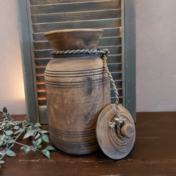 Nepalese pot van hout met deksel in een donkerbruine kleur.