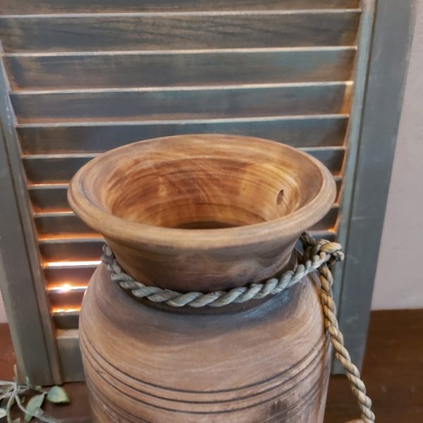 Nepalese pot van hout met deksel in een donkerbruine kleur.