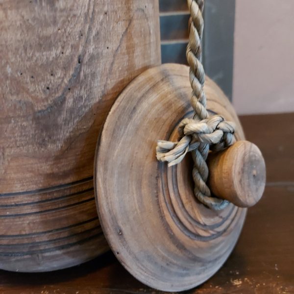 Nepalese pot van hout met deksel in een donkerbruine kleur.