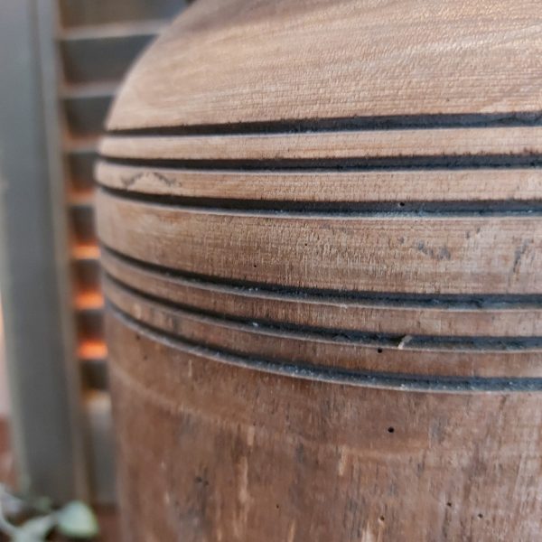 Nepalese pot van hout met deksel in een donkerbruine kleur.
