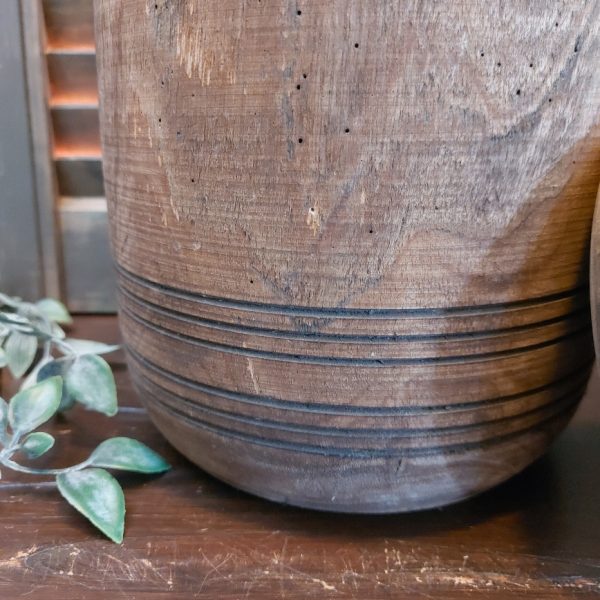 Nepalese pot van hout met deksel in een donkerbruine kleur.