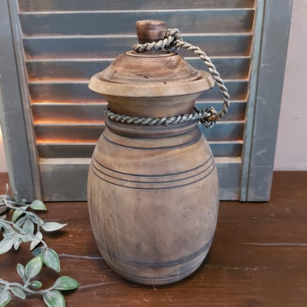Nepalese pot van hout met deksel in een donkerbruine kleur.