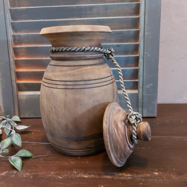 Nepalese pot van hout met deksel in een donkerbruine kleur.