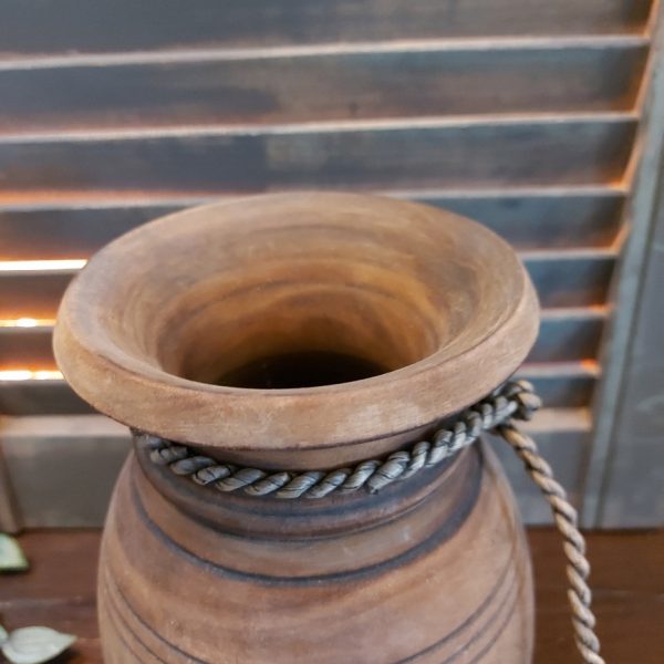 Nepalese pot van hout met deksel in een donkerbruine kleur.