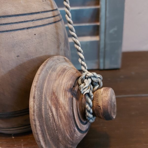 Nepalese pot van hout met deksel in een donkerbruine kleur.