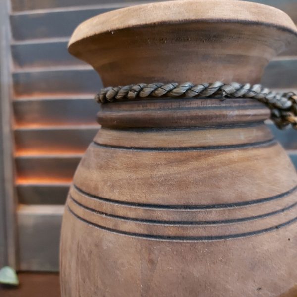 Nepalese pot van hout met deksel in een donkerbruine kleur.