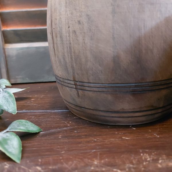 Nepalese pot van hout met deksel in een donkerbruine kleur.