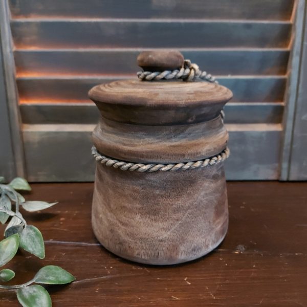 Nepalese pot van hout met deksel in een donkerbruine kleur.