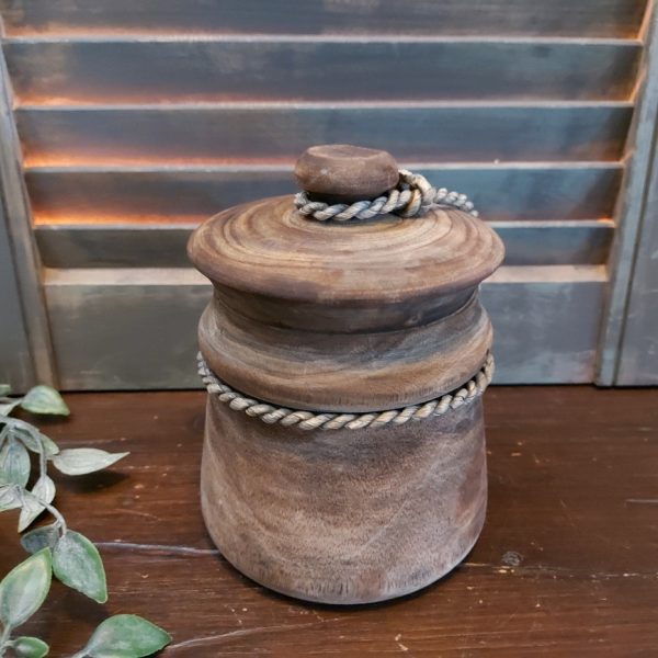 Nepalese pot van hout met deksel in een donkerbruine kleur.