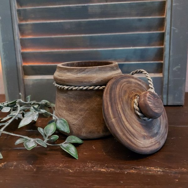 Nepalese pot van hout met deksel in een donkerbruine kleur.