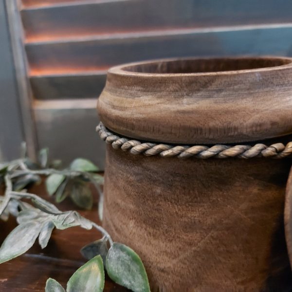 Nepalese pot van hout met deksel in een donkerbruine kleur.