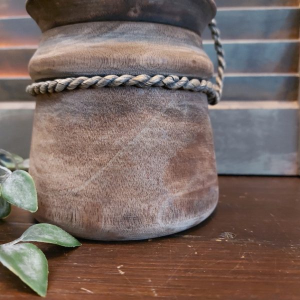 Nepalese pot van hout met deksel in een donkerbruine kleur.