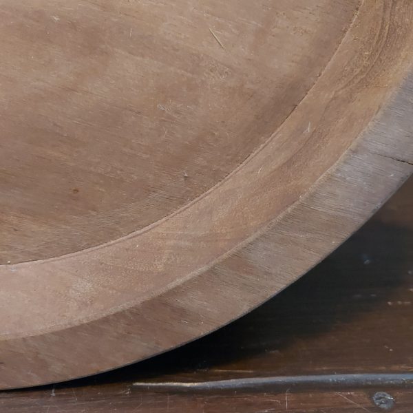 Grote ronde schaal van onbehandeld mangohout.