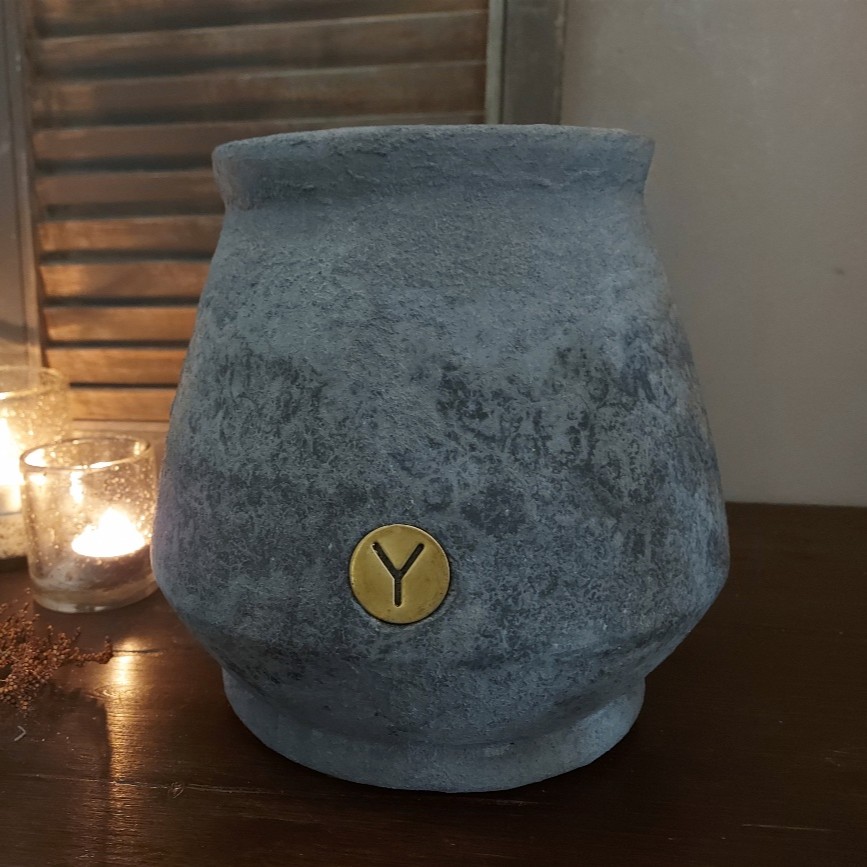Bloempot van aardewerk in een donker grijze kleur, van het merk Brynxz uit de serie Stone Black