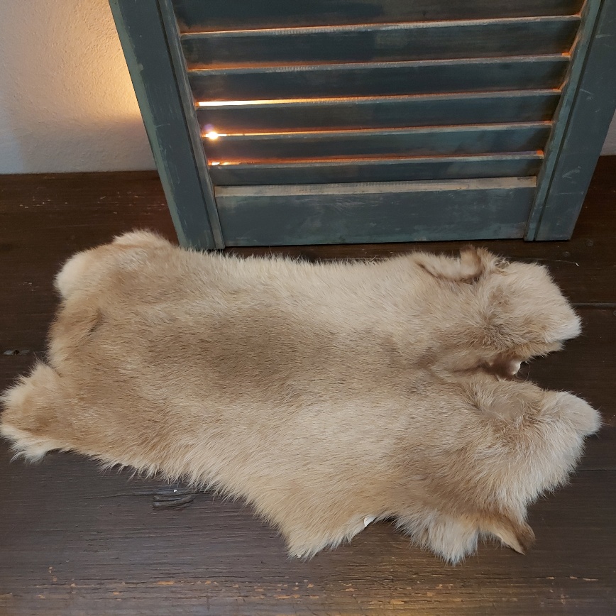Vacht van een konijn om mee te decoreren in licht bruine kleurtinten.
