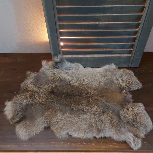 Vacht van een konijn om mee te decoreren in bruine kleurtinten.