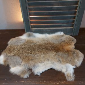 Vacht van een konijn om mee te decoreren in bruine kleurtinten met een lichte flank