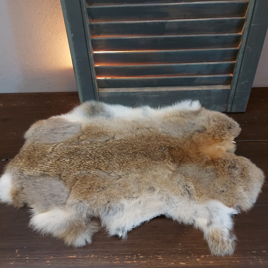 Vacht van een konijn om mee te decoreren in bruine kleurtinten met een lichte flank
