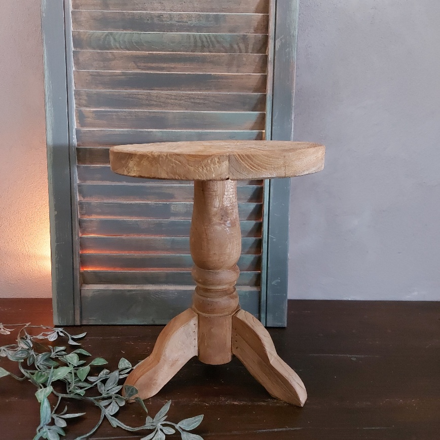Ronde kruk van onbehandeld Mangohout met een hoogte van 30 cm.