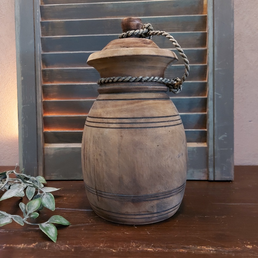 Nepalese pot van hout met deksel in een donkerbruine kleur.