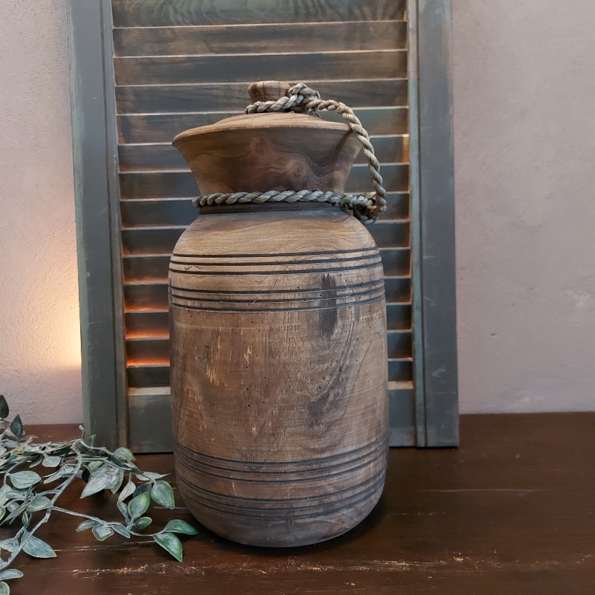 Nepalese pot van hout met deksel in een donkerbruine kleur.