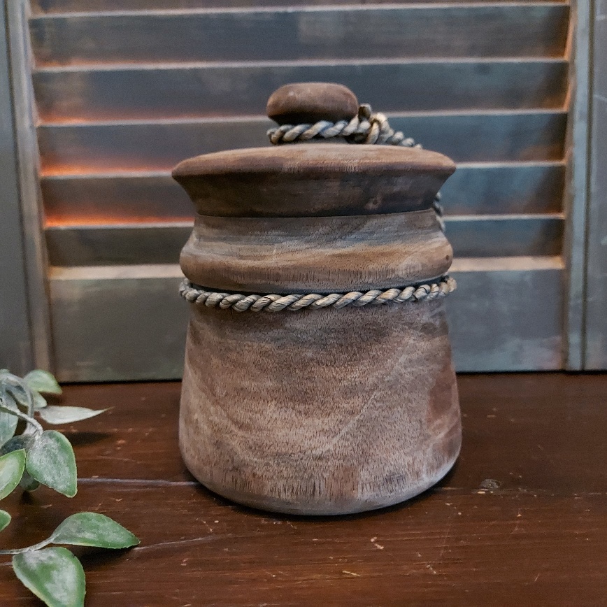 Nepalese pot van hout met deksel in een donkerbruine kleur.